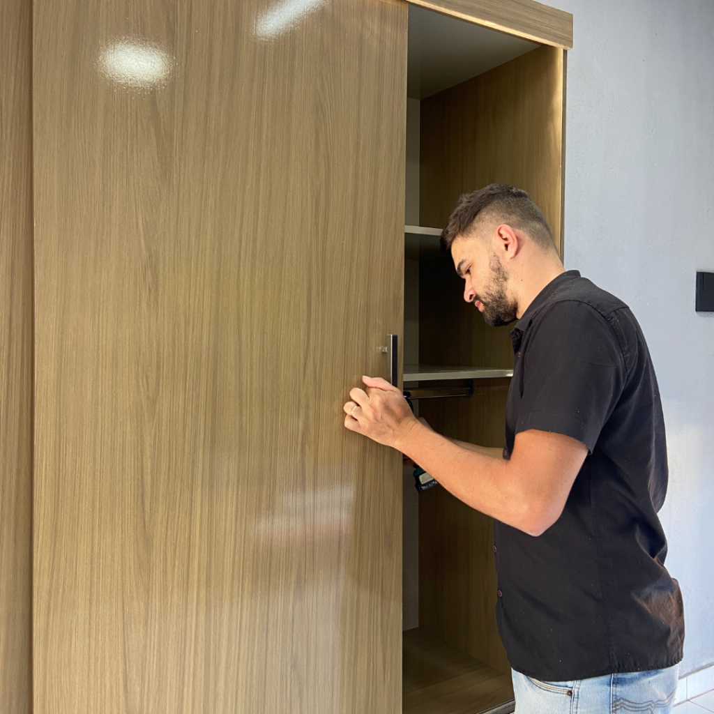 regulagem de portas de guarda roupas em goiania